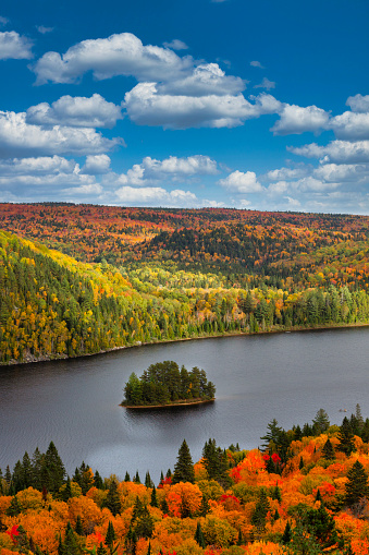 The beautiful autumn colors with Wapizagonke lake and a glimpse at Pine Island (Île aux pins).