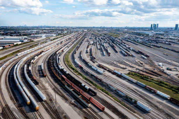 vista aérea do pátio de classificação ferroviária, o pátio macmillan, maple, vaughan, canadá - city urban scene canada commercial land vehicle - fotografias e filmes do acervo