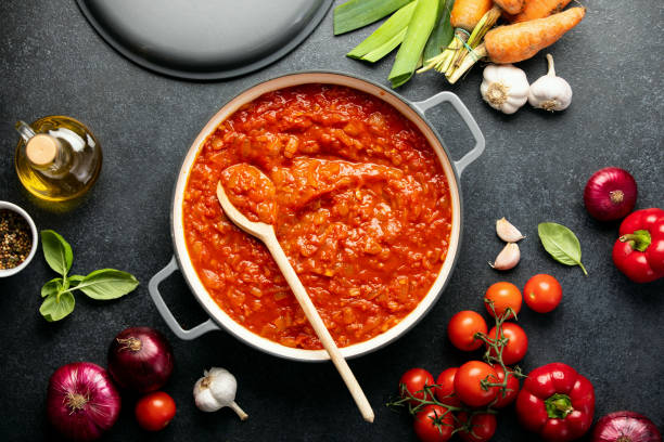 concepto culinario de salsa de tomate, vista de arriba hacia abajo - salsa de tomate fotos fotografías e imágenes de stock