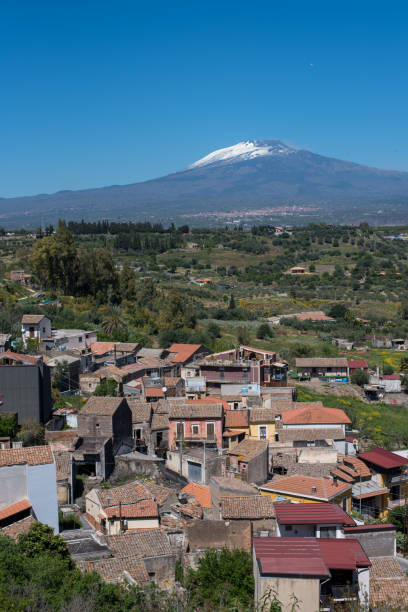 petites maisons dans un village à la campagne, enneigé célèbre volcan etna - 5937 photos et images de collection