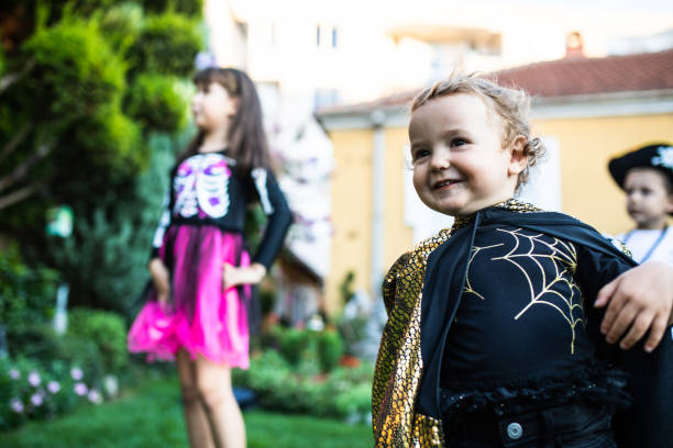 mi primera fiesta de halloween - baby pirate costume toddler fotografías e imágenes de stock