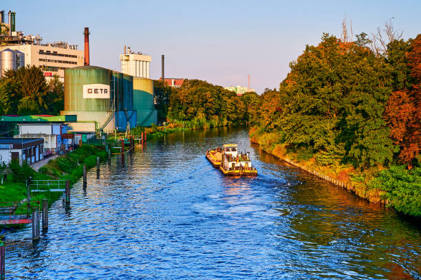 frachtschifffahrt auf dem teltowkanal in berlin im morgengrauen. - teltow stock-fotos und bilder