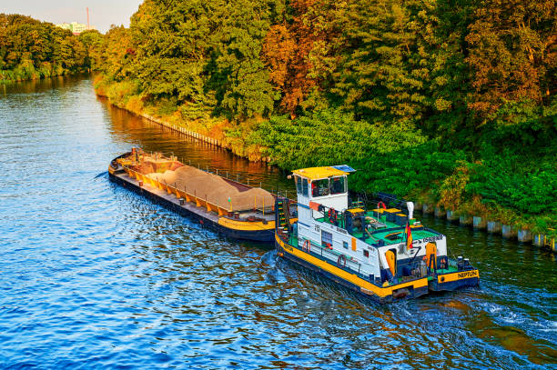 frachtschifffahrt auf dem teltowkanal in berlin im morgengrauen. - teltow stock-fotos und bilder