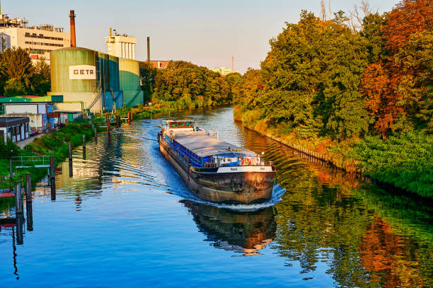 frachtschifffahrt auf dem teltowkanal in berlin im morgengrauen. - teltow stock-fotos und bilder