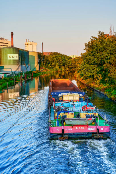 frachtschifffahrt auf dem teltowkanal in berlin im morgengrauen. - teltow stock-fotos und bilder