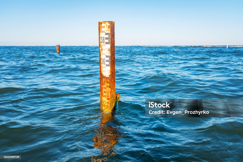 Water depth measurement tool or sea level marker. - Royalty-free Deniz Seviyesi Stok görsel