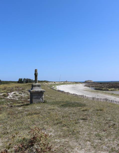 крест на острове хег�ик - celtic cross cross shape blue vertical стоковые фото и изображения