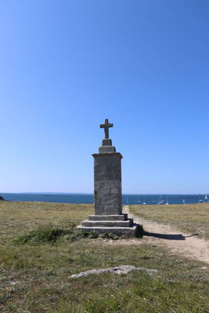 крест на острове хегик - celtic cross cross shape blue vertical стоковые фото и изображения