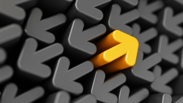 sukces żółta strzałka na tle czarnych strzałek. wyróżnianie się z tłumu. szczęśliwe osiągnięcia biznesowe i koncepcja przywództwa - niezależność pojęcie obrazy zdjęcia i obrazy z banku zdjęć