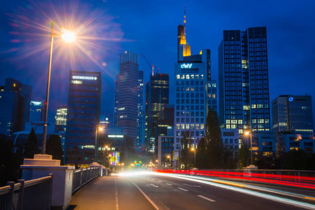フランクフルトの交通は、ドイツの夜の超高層ビルにメイン川を横切ってズーム - frankfurt germany night skyline ストックフォトと画像