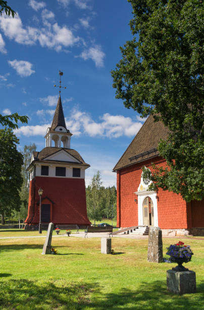 sundborn kirche in der nähe der schwedischen stadt falun - falun stock-fotos und bilder