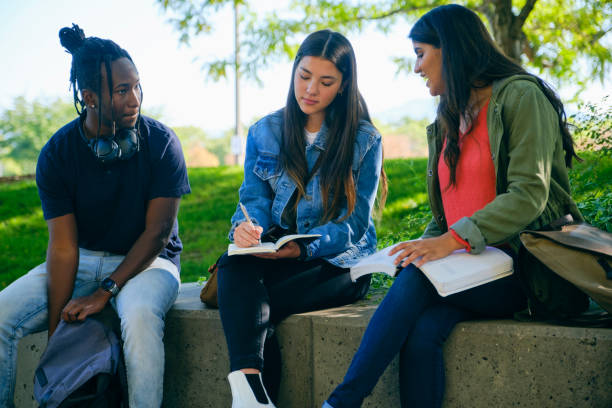 grupo diverso de estudiantes universitarios en el campus - japanese ethnicity college student asian ethnicity asian and indian ethnicities fotografías e imágenes de stock