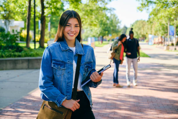 estudiante universitario en el campus - japanese ethnicity college student asian ethnicity asian and indian ethnicities fotografías e imágenes de stock