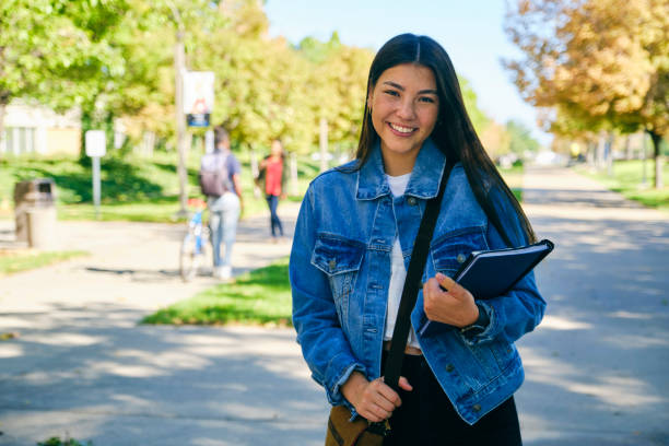 estudiante universitario en el campus - japanese ethnicity college student asian ethnicity asian and indian ethnicities fotografías e imágenes de stock