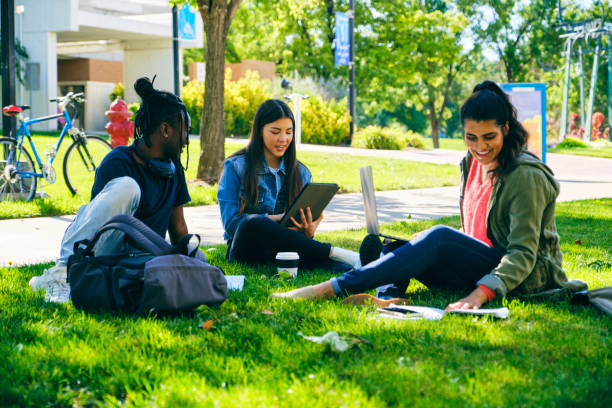 grupo diverso de estudiantes universitarios en el campus - japanese ethnicity college student asian ethnicity asian and indian ethnicities fotografías e imágenes de stock