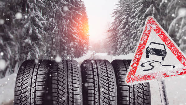 señal de advertencia sobre el riesgo de resbalones en caso de hielo negro en la calle: es hora de cambiar las ruedas - skidding bend danger curve fotografías e imágenes de stock