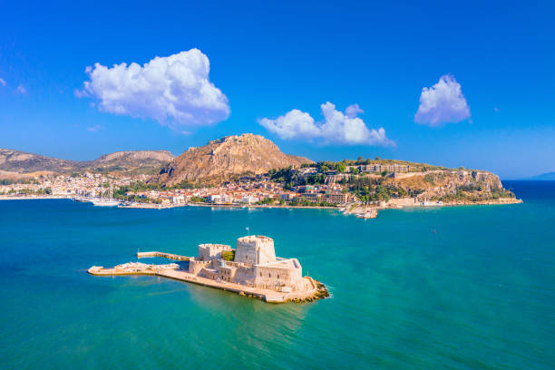 타일 지붕, 작은 항구, 부르치 성, 팔라미드이 요새그리스의 nafplion의 구시가지 - fort 뉴스 사진 이미지