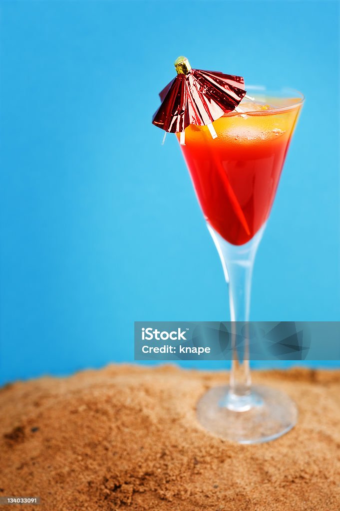 Drink nella sabbia - Foto stock royalty-free di Alchol