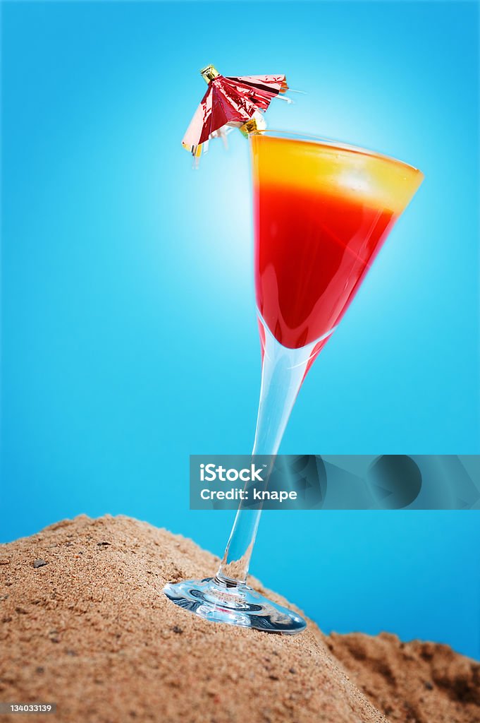 drink nella sabbia - Foto stock royalty-free di Alchol