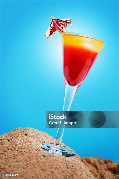 Drink Nella Sabbia - Fotografie stock e altre immagini di Alchol - Alchol, Bibita, Blu