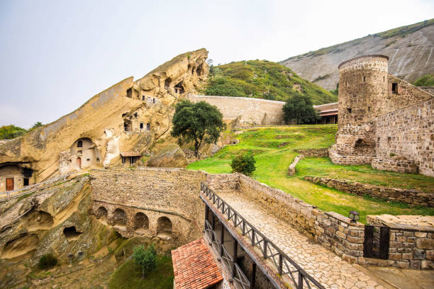 vista de las cuevas del monasterio ortodoxo david gareja lavra construidas en roca - rock hewn church fotografías e imágenes de stock