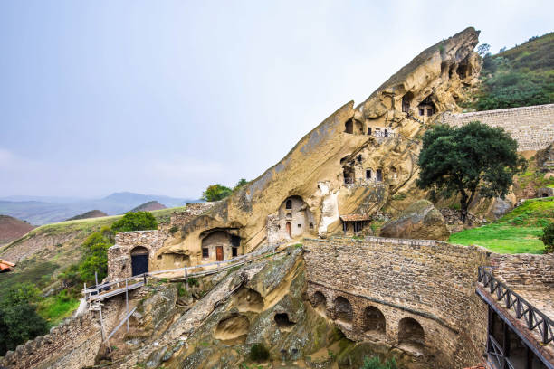 вид на пещеры православного монастыря давидовой гареджи, построенные в скале - rock hewn church стоковые фото и изображения