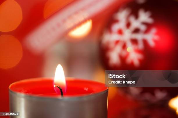 Decoración Navideña Foto de stock y más banco de imágenes de Fondo rojo - Fondo rojo, Navidad, Vela - Equipo de iluminación