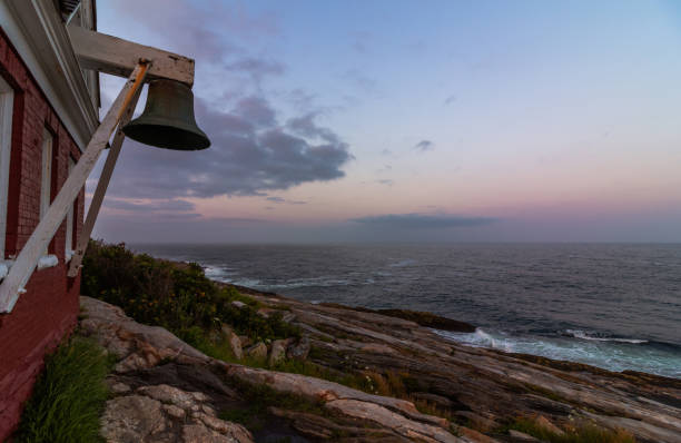 pemaquid point lighthouse in bristol, maine, at sunset on a summer evening - maine lighthouse pemaquid peninsula pemaquid point lighthouse imagens e fotografias de stock