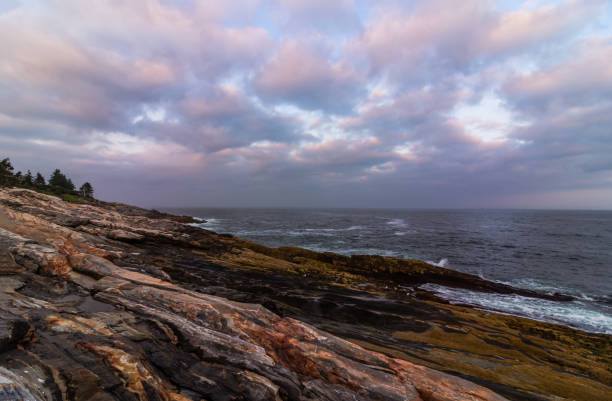 przybrzeżny skalisty widok na wybrzeże maine z latarni morskiej pemaquid point w bristolu, maine, o zachodzie słońca w letni wieczór - maine lighthouse pemaquid peninsula pemaquid point lighthouse zdjęcia i obrazy z banku zdjęć