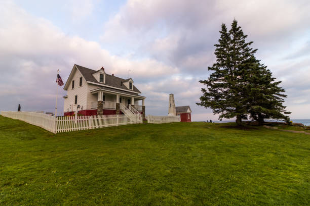 latarnia morska pemaquid point w bristolu, maine, o zachodzie słońca w letni wieczór - maine lighthouse pemaquid peninsula pemaquid point lighthouse zdjęcia i obrazy z banku zdjęć