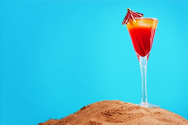 음료입니다 in 처박은 - beach sand drink drink umbrella 뉴스 사진 이미지