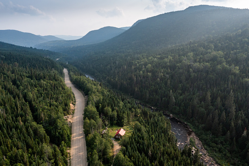 Vista aérea del bosque natural boreal, el río y la cabaña de troncos en verano, Quebec, Canadá photo