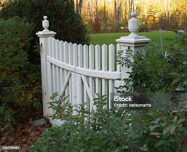 Photo libre de droit de Palissade Gate banque d'images et plus d'images libres de droit de Automne - Automne, Blanc, Clôture