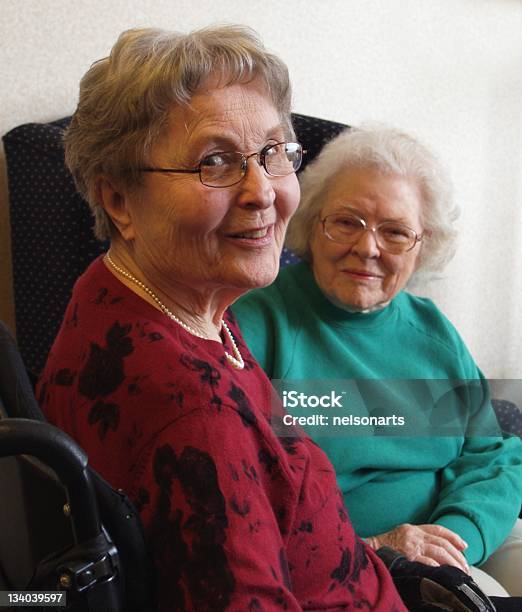 Due Donne Anziane - Fotografie stock e altre immagini di Adulto - Adulto, Amicizia, Amicizia tra donne