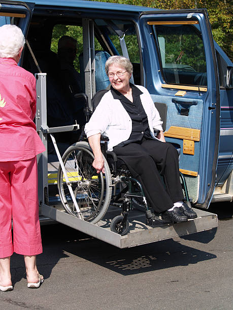 Senior mujer en Van ascensor - foto de stock