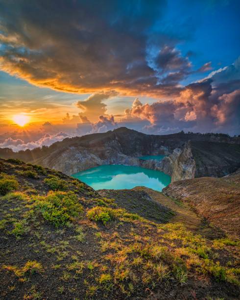 wunderschöne landschaft in east nusa tenggara, indonesien - flores man stock-fotos und bilder