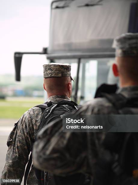 Foto de Soldado Implantação De Guerra e mais fotos de stock de Forças armadas - Forças armadas, Ônibus, Guarda Nacional