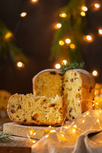 panettone tradizionale italiano con decorazioni natalizie - pandoro foto e immagini stock