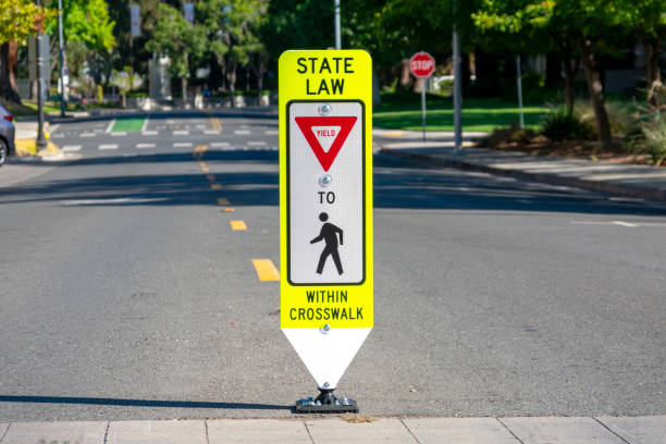 rendimiento de la ley estatal para peatones dentro de la señal de tráfico rebotable del cruce peatonal - pedestrian fotografías e imágenes de stock