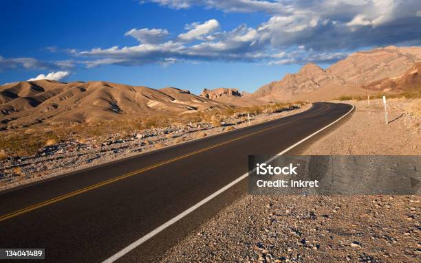 Photo libre de droit de Route Dans Le Désert banque d'images et plus d'images libres de droit de Aride - Aride, Bleu, Californie