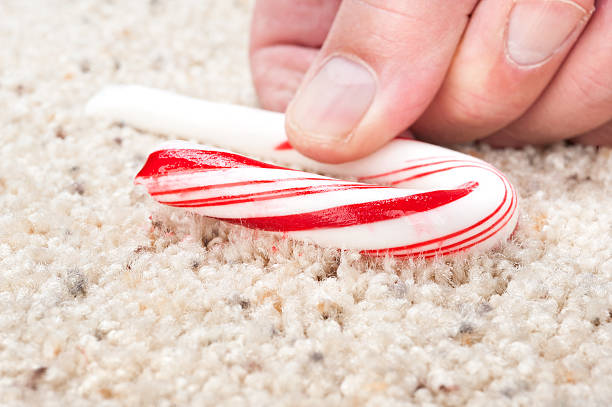 bastoncino di zucchero bloccato a tappeto - falling candy christmas candy cane foto e immagini stock
