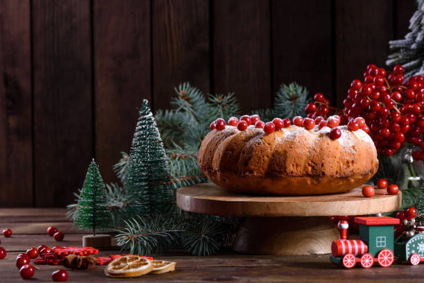 tradycyjne świąteczne ciasto żurawinowe. przygotowanie świątecznego stołu na obchody bożego narodzenia - christmas cake zdjęcia i obrazy z banku zdjęć
