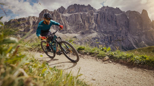 mtb горный велосипед на открытом воздухе в доломитовых альпах: дисциплина эндуро по одной трассе - sella pass стоковые фото и изображения