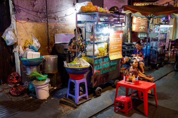 street food restaurant in the streets of saigon in vietnam - asian cuisine food asian ethnicity vietnamese cuisine imagens e fotografias de stock