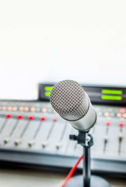 professionelles mikrofon und soundmixer - microphone mid air recording studio radio station stock-fotos und bilder