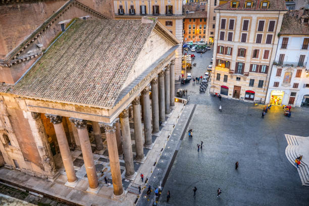 una vista sugerente desde lo alto de la fachada del panteón en el corazón histórico de roma - ancient rome rome fountain pantheon rome fotografías e imágenes de stock