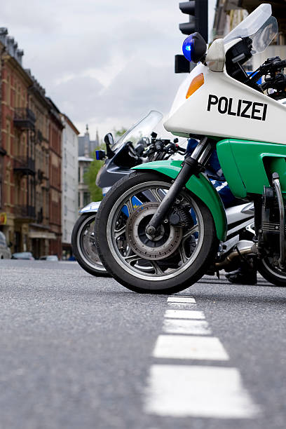 два немецкого полицейского мотоциклов, вид сбоку - german culture flash стоковые фото и изображения