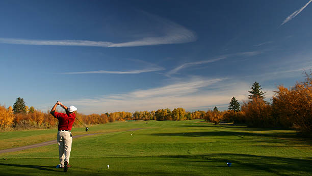 осенний гольф scenic - golf swing golf teeing off men стоковые фото и изображения
