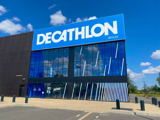 di fronte a un negozio decathlon nel centro commerciale rives d'arcins a begles, francia - building exterior store closed photography foto e immagini stock