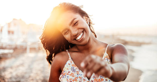 일몰에 해변에서 미소 쾌활한 여자 - 행복 한 아프리카 소녀는 바다 산책 재미 - 행복 개념 - beauty in nature smiling beauty vacations 뉴스 사진 이미지